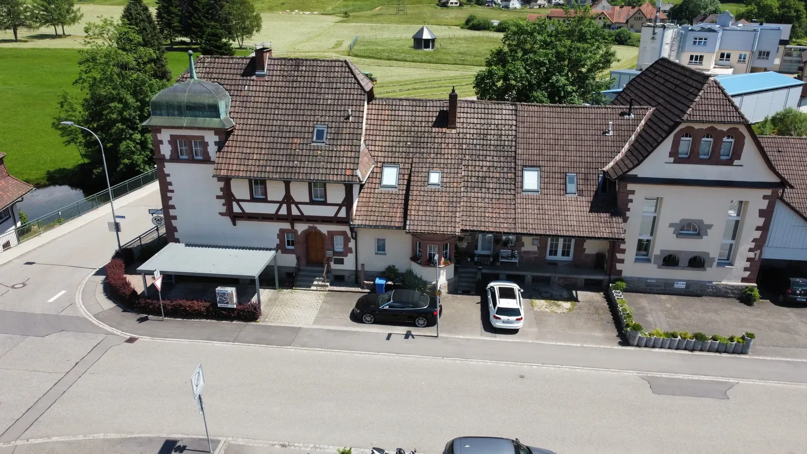 Kernsanierung denkmalgeschütztes Wohnhaus, 3 Wohneinheiten (Baujahr 1900)