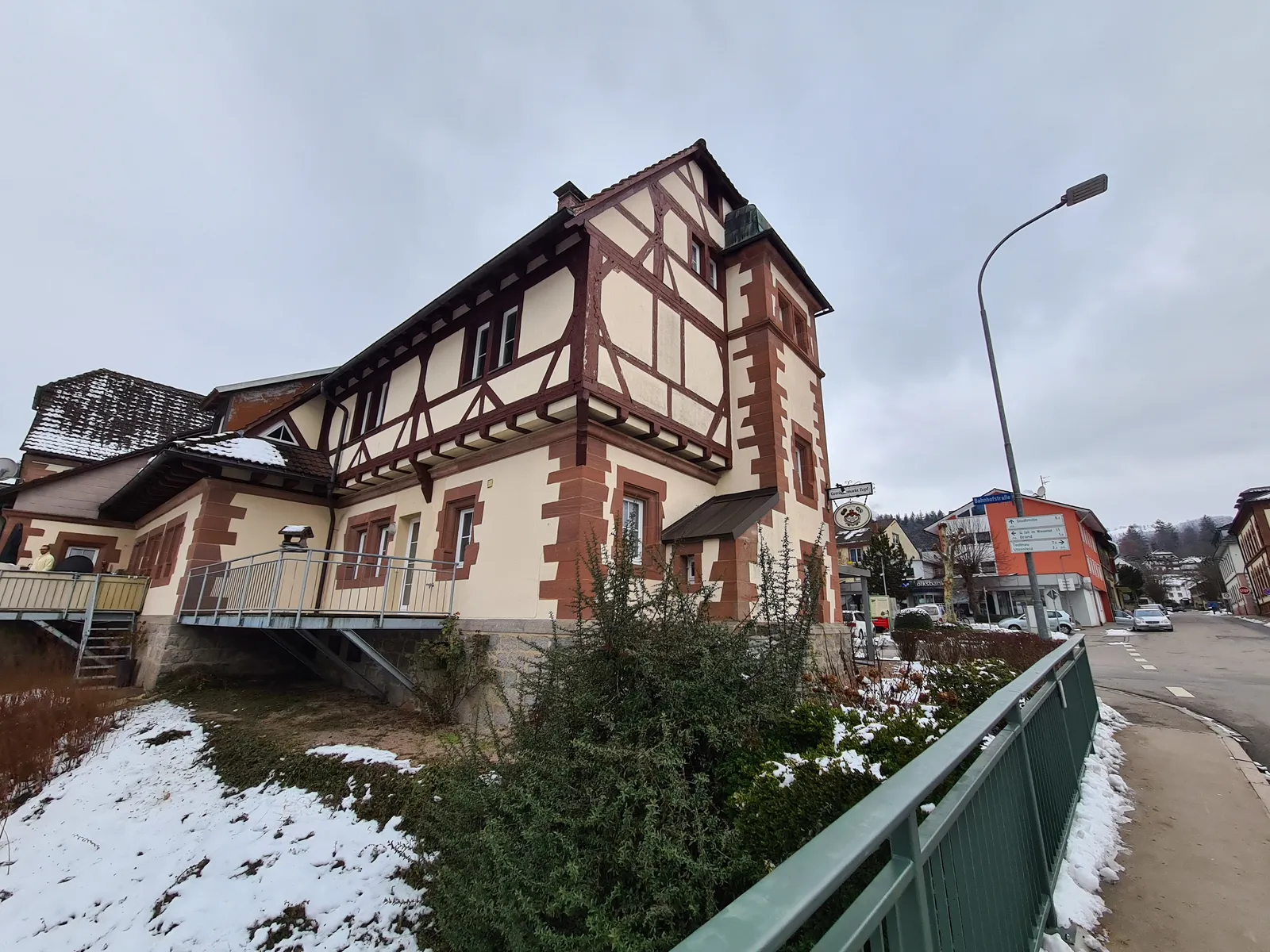 Kernsanierung denkmalgeschütztes Wohnhaus, 3 Wohneinheiten (Baujahr 1900) – Ansicht 2